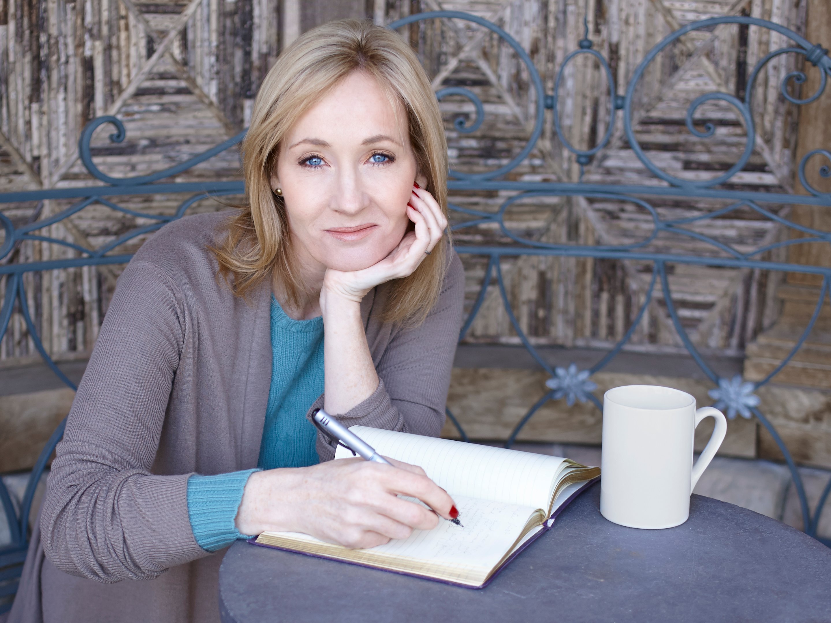 J.K.Rowling se disculpa por muerte del elfo doméstico Dobby en ...