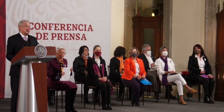 CIUDAD DE MÉXICO, 25NOVIEMBRE2020.- Andrés Manuel López Obrador, presidente de México, acompañado de Olga Sánchez Cordero, secretaria de Gobernación; Claudia Sheinbaum Pardo, Jefa de Gobierno de la Ciudad; Nadine Gasman Zylbermann, presidenta del Instituto de las Mujeres; Karla Quintana Osuna, titular de la Comisión Nacional de Búsqueda; María Fabiola Alanís Sámano, titular de l Comisión Nacional para Prevenir y Erradicar la Violencia Contra las Mujeres (CANAVIM); Alicia María Leal Puerta, secretaria ejecutiva del grupo interinstitucional de Estrategia para Violencias (GIEV); Marís del Rocío García Pérez, titular del Sistema Nacional para el Desarrollo Integral de la Familia (DIF); Luz Rosales Esteva, titular del Instituto Nacional de Desarrollo Social (INDESOL) y Alejandro Encinas Rodríguez, subsecretario de Derechos Humanos, Población y Migración. conferencia de prensa en el Palacio Nacional
FOTO: ANDREA MURCIA /CUARTOSCURO.COM