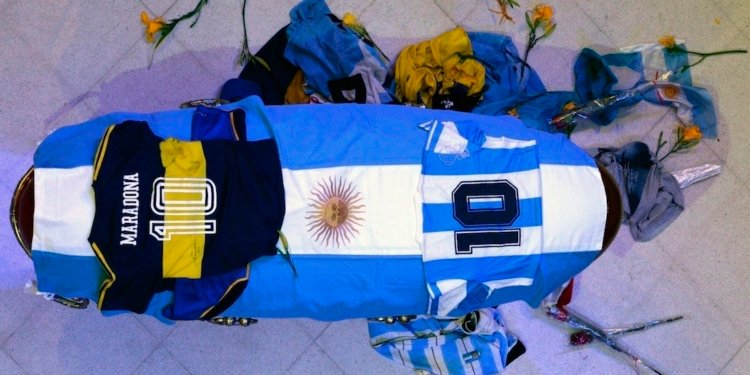 Vista del cajÛn cerrado donde yace Maradona, cubierto de una bandera argentina y una camiseta del Club Boca Juniors y de la SelecciÛn Argentina durante el velatorio hoy en la Casa Rosada en Buenos Aires (Argentina). EFE/CortesÌa Presidencia de Argentina
