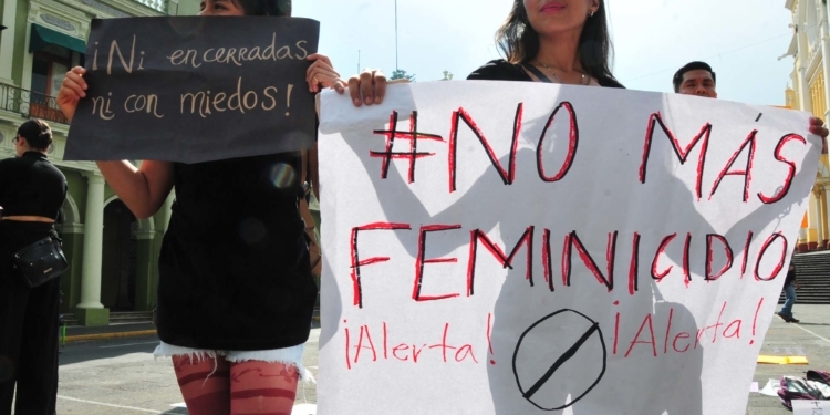 Xalapa, Ver.- Al grito  Ni una menos, para repudiar los feminicidios y exige justicia por estos casos, mujeres se congregaron en la plaza Lerdo, cerrando la avenida Enriquez.FOTO: MIGUEL ANGEL CARMONA/FOTOVER