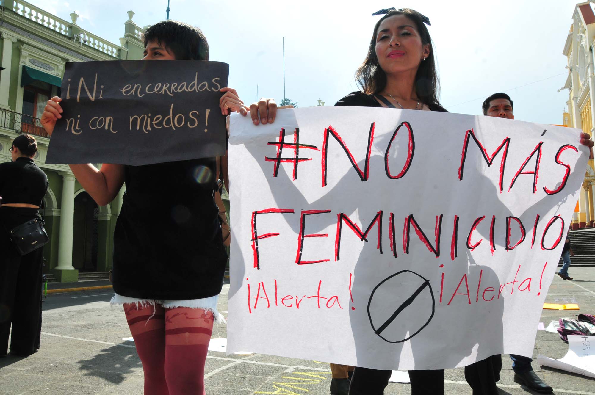 Xalapa, Ver.- Al grito  Ni una menos, para repudiar los feminicidios y exige justicia por estos casos, mujeres se congregaron en la plaza Lerdo, cerrando la avenida Enriquez.FOTO: MIGUEL ANGEL CARMONA/FOTOVER