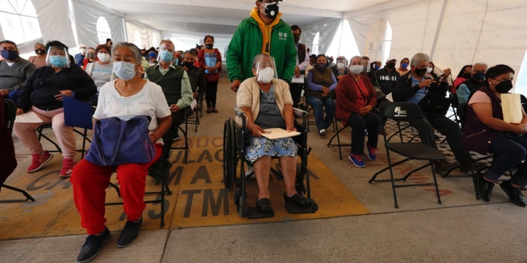 CIUDAD DE MÉXICO, 02MARZO2021.- Hoy se cumple el día siete de la jornada nacional de vacunación contra el Covid-19 a personas mayores de 60 en la alcaldía de Tláhuac.
FOTO: GOBIERNO DE LA CIUDAD DE MÉXICO/CUARTOSCURO.COM