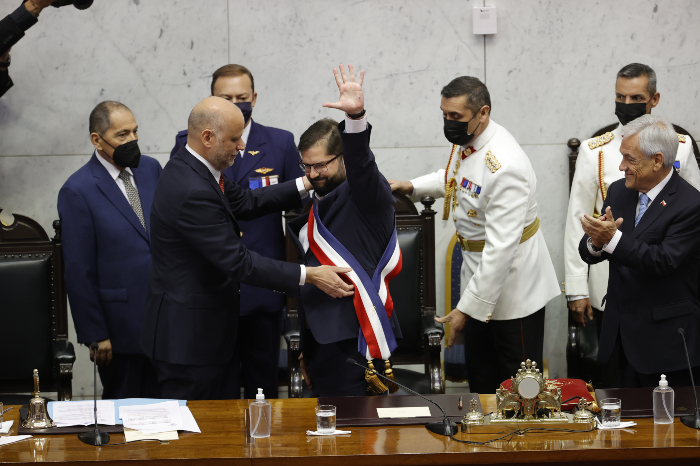 El senador socialista Álvaro Elizalde (izq.) le pone la banda presidencial al mandatario electo Gabriel Boric, en el Congreso Nacional hoy en Valparaiso. Foto: Alberto Valdés, EFE