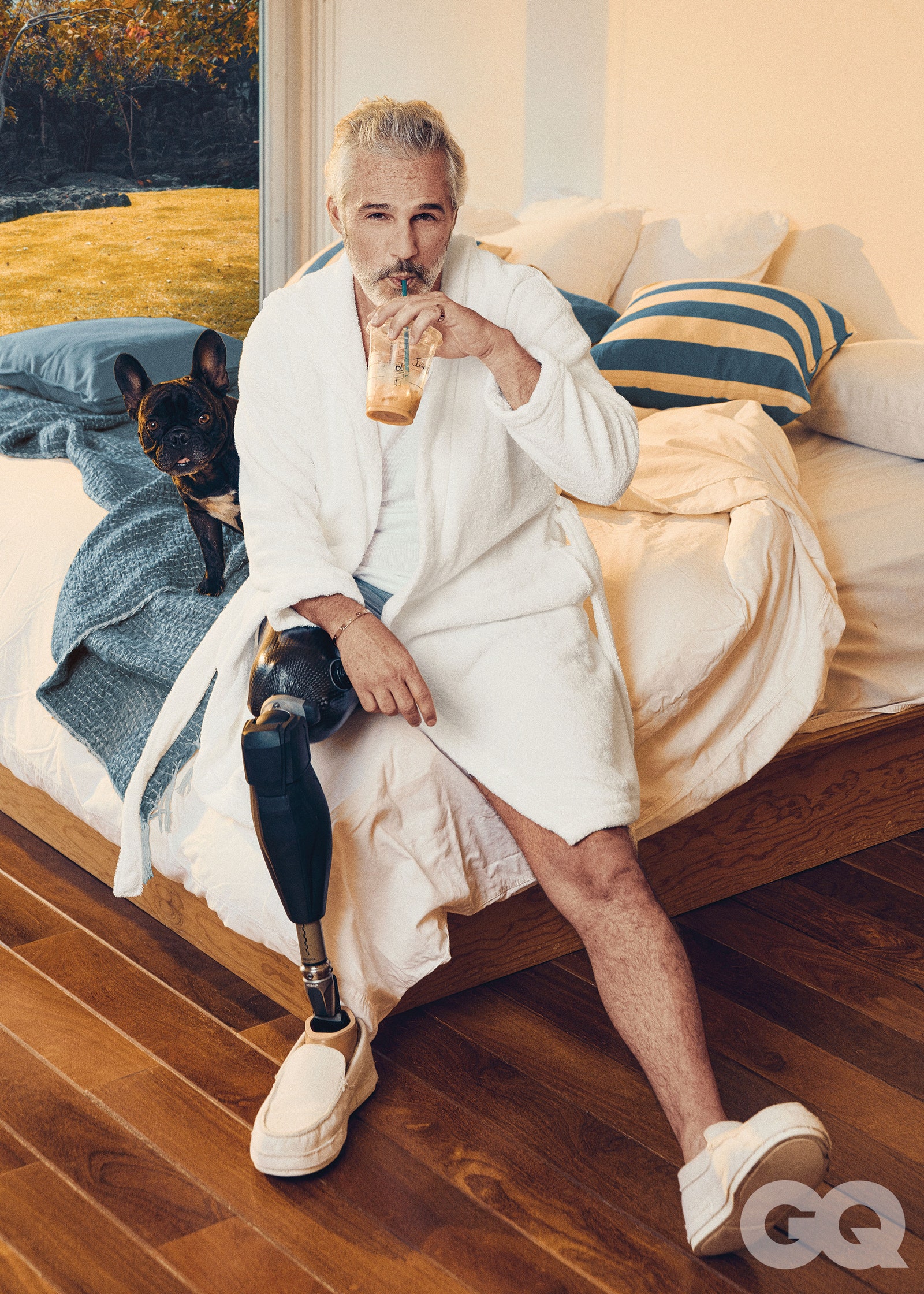 Juan Pablo Medina en bata foto para GQ