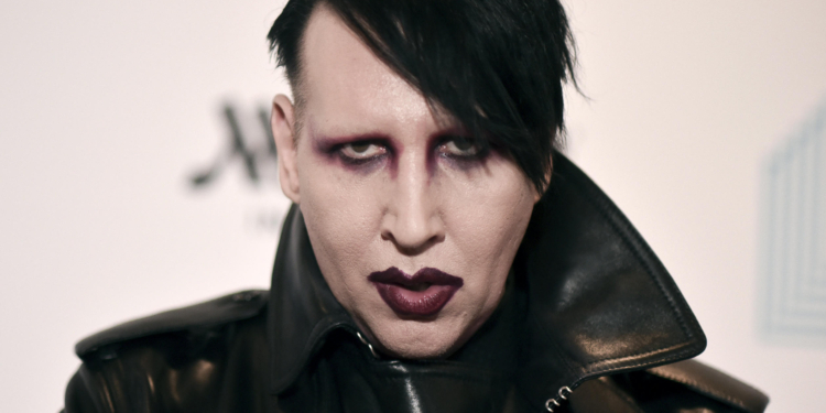 ARCHIV - 10.12.2019, USA, Los Angeles: Marilyn Manson besucht das Benefizkonzert «Home for the Holidays». Manson hat Missbrauchsvorwürfe von Schauspielerin Wood und mehreren anderen Frauen zurückgewiesen. Foto: Richard Shotwell/Invision/AP/dpa +++ dpa-Bildfunk +++