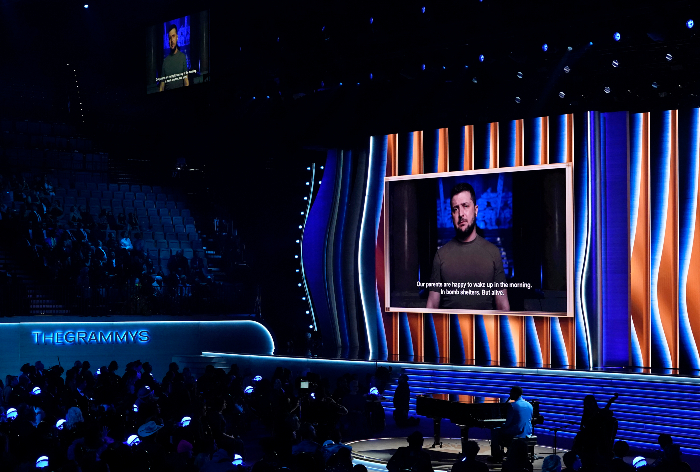 Volodymyr Zelenskyy, en la pantalla, envía un mensaje transmitido durante la ceremonia de los premios Grammy. Foto: Chris Pizzello, AP