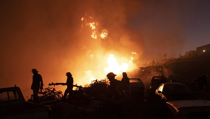 CH0. VIÑA DEL MAR (CHILE), 22/12/2022.- Bomberos trabajan en contener un incendio hoy, en el cerro Forestal de Viña del Mar (Chile). La Corporación Nacional Forestal (Conaf) informa que el fuego ha consumido 15 hectáreas. EFE/ Adriana Thomas