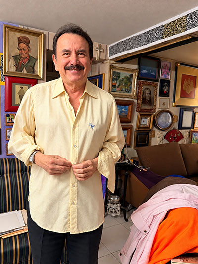 El primer encuentro. Alberto Carbot se abotona la camisa que perteneció al expresidente Adolfo López Mateos. Foto©. Antonio Caballero