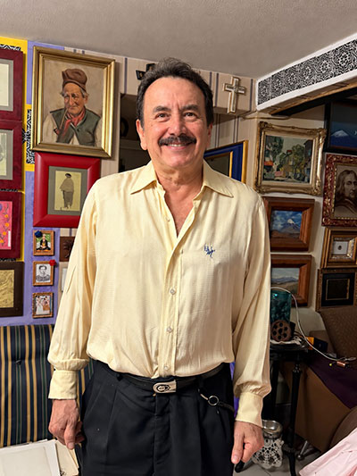 El recuerdo convertido en fotografía. Alberto Carbot posa con la camisa de López Mateos, conservada durante más de medio siglo. Foto©. Antonio Caballero
